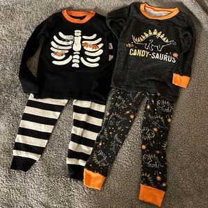 Bundle of 2 Halloween pajamas size 2T